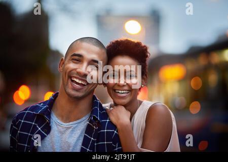 Être ensemble nous rend heureux. Portrait court d'un jeune couple affectueux sur une date dans la ville. Banque D'Images