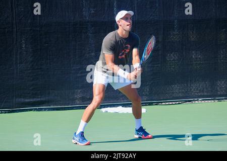 Borna Coric, de Croatie, pratique un tribunal à l'ouverture de la Banque nationale à Montréal (Québec). 6 août 2022. Banque D'Images