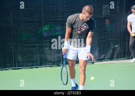 Borna Coric, de Croatie, qui pratique sur un terrain à la Banque nationale ouverte 2022 à Montréal (Québec). Banque D'Images