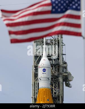 Floride, États-Unis. 28th août 2022. La fusée SLS (Space Launch System) de la NASA à bord de l'engin spatial Orion est vue au sommet d'un lanceur mobile à Launch Pad 39B alors que les préparatifs pour le lancement se poursuivent, le dimanche 28 août 2022, au Kennedy Space Center de la NASA en Floride. L’essai en vol Artemis I de la NASA est le premier essai intégré des systèmes d’exploration spatiale profonde de l’agence : l’engin spatial Orion, la fusée SLS et les systèmes terrestres auxiliaires. Le lancement de l'essai en vol sans équipage est prévu au plus tôt le 29 août à 8 h 33 HE. Photo par Bill Ingalls/NASA via CNP/ABACAPRESS.COM crédit: Abaca Press/Alay Live N Banque D'Images