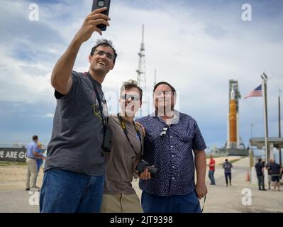 Floride, États-Unis. 28th août 2022. Les gens s’arrêtent devant la porte Launch Pad 39B pour se photographier avec la fusée SLS (Space Launch System) de la NASA avec l’engin spatial Orion à bord alors que les préparatifs du lancement se poursuivent, le dimanche 28 août 2022, au Kennedy Space Center de la NASA en Floride. L’essai en vol Artemis I de la NASA est le premier essai intégré des systèmes d’exploration spatiale profonde de l’agence : l’engin spatial Orion, la fusée SLS et les systèmes terrestres auxiliaires. Le lancement de l'essai en vol sans équipage est prévu au plus tôt le 29 août à 8 h 33 HE. Photo de Bill Ingalls/NASA via CNP/ABACAPRESS.COM crédit : Banque D'Images