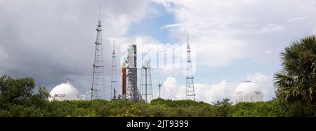 Floride, États-Unis. 28th août 2022. La fusée SLS (Space Launch System) de la NASA à bord de l'engin spatial Orion est vue au sommet d'un lanceur mobile à Launch Pad 39B alors que les préparatifs pour le lancement se poursuivent, le dimanche 28 août 2022, au Kennedy Space Center de la NASA en Floride. L’essai en vol Artemis I de la NASA est le premier essai intégré des systèmes d’exploration spatiale profonde de l’agence : l’engin spatial Orion, la fusée SLS et les systèmes terrestres auxiliaires. Le lancement de l'essai en vol sans équipage est prévu au plus tôt le 29 août à 8 h 33 HE. Crédit obligatoire: Joel Kowsky / NASA via CNP photo par Bill Ingalls/NASA via CNP/AB Banque D'Images