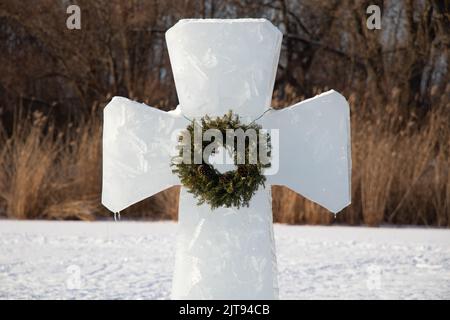 Traversez le fleuve dans la forêt d'Izold pour le baptême en Ukraine dans la ville de Dnipro, baptême en Ukraine Banque D'Images