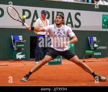 Joueur de tennis professionnel Stefanos Tsitsipas de Grèce en action lors de son match rond 4 contre Holger Rune du Danemark à 2022 Roland Garros Banque D'Images