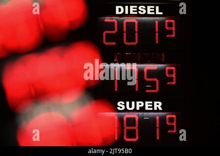 29 août 2022, Basse-Saxe, Göttingen : vue en début de matinée d'un panneau d'affichage montrant les prix de l'essence et du diesel. Dans la nuit de 31 août à 1 septembre, la remise sur les réservoirs expire. Peu avant l'expiration de ce que l'on appelle le remboursement de réservoir, l'ADAC et les centres de protection des consommateurs ont mis en garde contre l'abus de l'allégement fiscal par les compagnies pétrolières. Photo: Swen Pförtner/dpa Banque D'Images