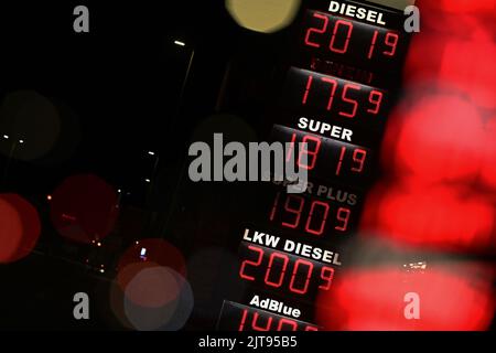 29 août 2022, Basse-Saxe, Göttingen : vue en début de matinée d'un panneau d'affichage montrant les prix de l'essence et du diesel. Dans la nuit de 31 août à 1 septembre, la remise sur les réservoirs expire. Peu avant l'expiration de ce que l'on appelle le remboursement de réservoir, l'ADAC et les centres de protection des consommateurs ont mis en garde contre l'abus de l'allégement fiscal par les compagnies pétrolières. Photo: Swen Pförtner/dpa Banque D'Images