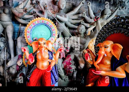 Kolkata, Inde. 28th août 2022. Idoles de Lord Ganesha vues dans un magasin pour le prochain festival Ganesh Chaturthi au centre des artistes Kumortuli. Le festival Ganesh Chaturthi est le festival annuel de culte des Hindous et on croit que Lord Ganesha est le Dieu des nouveaux débuts et l'éliminateur des obstacles ainsi que le dieu de la sagesse, de l'intelligence, de la fortune et de la prospérité. Crédit : SOPA Images Limited/Alamy Live News Banque D'Images