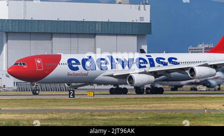 Richmond, Colombie-Britannique, Canada. 27th août 2022. Un avion de ligne Edelweiss Air Airbus A340 (HB-JMF) part de l'aéroport international de Vancouver. (Image de crédit : © Bayne Stanley/ZUMA Press Wire) Banque D'Images