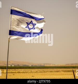 Le drapeau d'Israël vole dans le vent du désert du Néguev. Banque D'Images