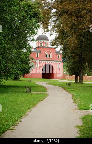 Chemin dans le parc du monastère Krusedol dans le parc national de Fruska Gora, Serbie Banque D'Images