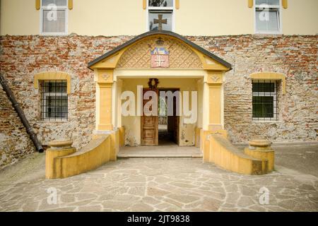 Porte à la cour intérieure du monastère Krusedol dans le parc national de Fruska Gora, Serbie Banque D'Images