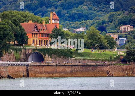 Le littoral de la ville et Palacio Miramar, palais datant de 19th ans, résidence de la monarchie espagnole à travers la baie de la Concha, San Sebastian, pays basque, Espagne Banque D'Images