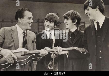 Beatles avec Ed Sullivan photo. Une grande photo en noir et blanc de Jean, Paul et Ringo en compagnie d'Ed Sullivan. George Harrison avait un froid et j'ai séjourné à l'hôtel. Banque D'Images