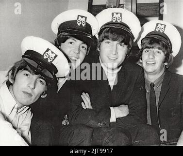 Les Beatles portent des casquettes MSS lors de leur tournée en Australie en 1964. La société MSS de Devon Minchin a assuré la sécurité du groupe et il a pris des charges personnelles. Banque D'Images