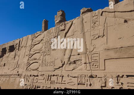 Vue sur un ancien dessin hiéroglyphique égyptien sur le mur du temple de Karnak près de Louxor, Egypte Banque D'Images