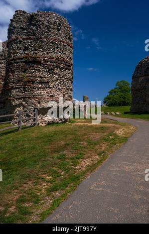 Des tuiles rouges sonnent le noyau en caoutchouc de l'une des tours en forme de D qui gardaient la porte ouest ou terrestre qui défendait le fort romain tardif d'Anderitum, construit entre 290 et 340 après J.-C. Les anciens murs ont été réparés et reconstruits par les Normands dans le cadre du château de Pevensey, qui a protégé une partie de la côte sud dans East Sussex, Angleterre, Royaume-Uni. Banque D'Images