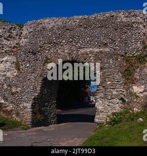 Vue carrée du noyau de silex et de pierre de la porte est dans le mur-rideau d'Anderitum, un fort romain tardif qui défendait la côte sud de la province de Britannia à Pevensey, maintenant à East Sussex, Angleterre, Royaume-Uni. Après l'invasion des Normands en 1066, le mur enchâsse le Bailey extérieur du château de Pevensey, une forteresse médiévale, entourée d'une lande, qui n'a jamais été prise par la force malgré le siège plusieurs fois. Banque D'Images