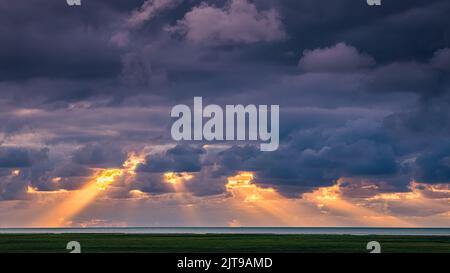 Rayons crépusculaires (plus communément appelés rayons de soleil, rayons de soleil, rayons de lumière éclatés, ou rayons de dieu), dans l'optique atmosphérique, sont des rayons de soleil qui apparaissent t Banque D'Images