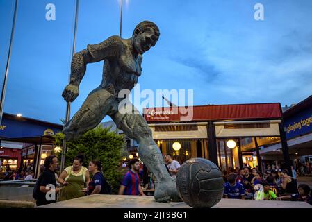 László Kubala Sculpture à l'extérieur du camp Spotify Nou au coucher du soleil le jour d'un match (Barcelone, Catalogne, Espagne) ESP: Escultura de Ladislao Kubala Camp Nou Banque D'Images