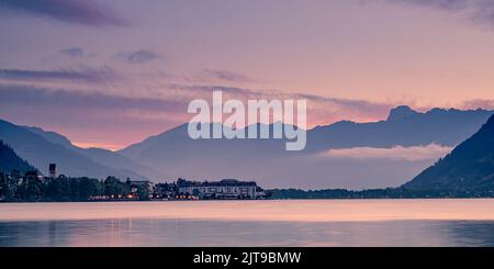 Un lever de soleil tôt en été à Zell am See, acity situé au Zeller See, un lac dans le centre de l'Autriche avec accès à Kaprun et le Haut Großglockner Banque D'Images