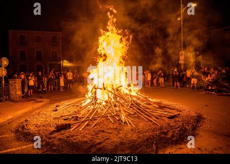 Feu de joie dans la descente torchlight de la Pobla de Segur, un patrimoine intangible de l'UNESCO dans les Pyrénées (Pallars Jussà, Lleida, Catalogne, Espagne) Banque D'Images