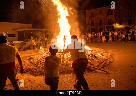 Feu de joie dans la descente torchlight de la Pobla de Segur, un patrimoine intangible de l'UNESCO dans les Pyrénées (Pallars Jussà, Lleida, Catalogne, Espagne) Banque D'Images