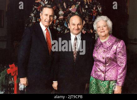 Photo de fichier - EXCLUSIVE. L'ancien chef pâtissier de la Maison-Blanche, Roland Mesnier, pose avec le président américain George Bush et sa femme Barbara à la Maison-Blanche à Washington DC, aux États-Unis. Roland Mesnier, le chef pâtissier français de la Maison Blanche qui a produit des spécialités pour cinq présidents américains, est décédé à l'âge de 78 ans. Mesnier a été embauché pour la première fois pendant la présidence de Jimmy carter en 1979 et a pris sa retraite en 2004 sous George W Bush. Il est mort vendredi "à la suite d'une courte maladie", a déclaré l'Association historique de la Maison Blanche sur son site Internet. Mesnier a écrit que dans ses 27 ans à la Maison Blanche, il n'a jamais Banque D'Images