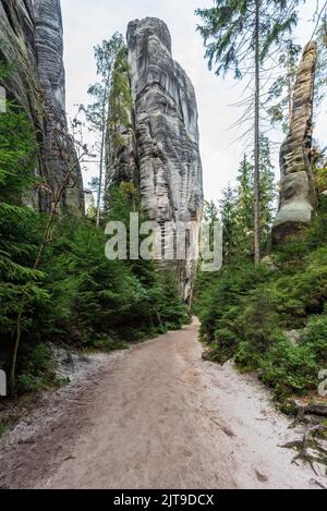 Adrspasske, ville de skaly avec tours de rocher et sentier de randonnée en République tchèque Banque D'Images