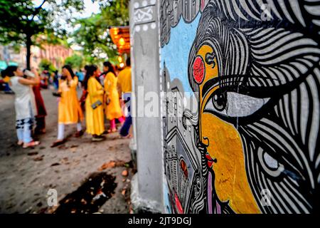 Kolkata, Inde. 28th août 2022. Les gens ont vu marcher à travers une voie avec de beaux graffitis muraux. Crédit : SOPA Images Limited/Alamy Live News Banque D'Images