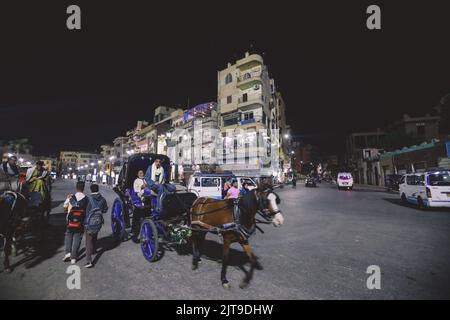 Louxor, Egypte - 12 novembre 2020: Chariot à cheval égyptien dans le centre ville de Louxor avec les touristes se rendant à la visite principale Banque D'Images