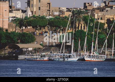 Bateau égyptien sur le Nil pour le transport des passagers vers un autre Riverside dans la ville de Louxor, en Égypte Banque D'Images