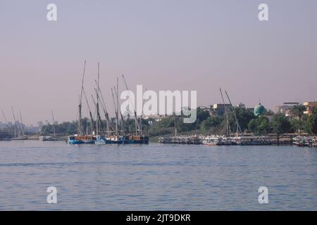 Bateau égyptien sur le Nil pour le transport des passagers vers un autre Riverside dans la ville de Louxor, en Égypte Banque D'Images