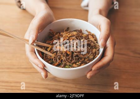 Fond de bol de nouilles soba. Nouilles soba japonaises traditionnelles avec poulet et légumes. Concept alimentaire asiatique. Photo de haute qualité Banque D'Images