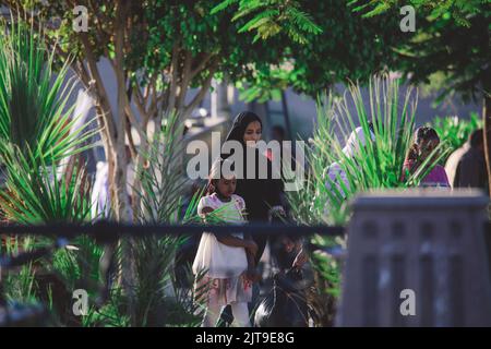 Louxor, Egypte - 12 novembre 2020: Egyptien local allant au ferry via le Nil Banque D'Images