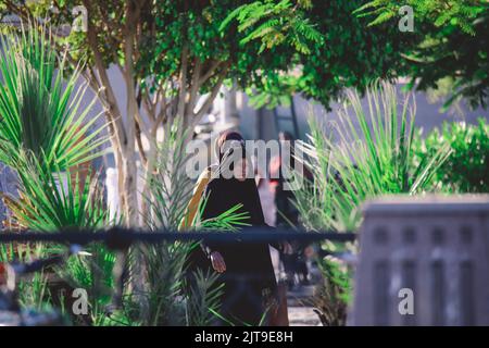 Louxor, Egypte - 12 novembre 2020: Egyptien local allant au ferry via le Nil Banque D'Images