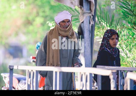 Louxor, Egypte - 12 novembre 2020: Egyptien local allant au ferry via le Nil Banque D'Images