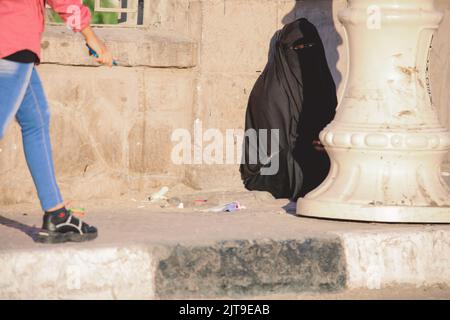 Louxor, Egypte - 12 novembre 2020: Egyptien local allant au ferry via le Nil Banque D'Images