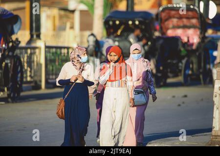 Louxor, Egypte - 12 novembre 2020: Egyptien local allant au ferry via le Nil Banque D'Images