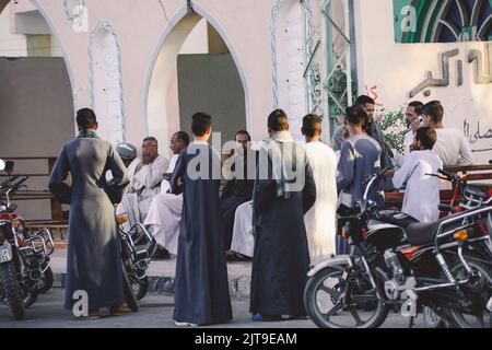 Louxor, Egypte - 12 novembre 2020: Egyptien local allant au ferry via le Nil Banque D'Images