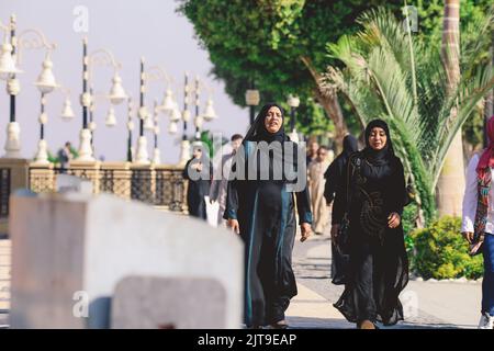 Louxor, Egypte - 12 novembre 2020: Egyptien local allant au ferry via le Nil Banque D'Images