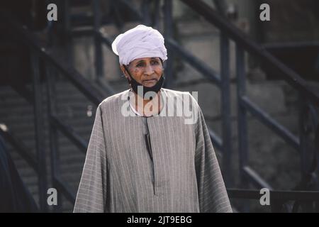 Louxor, Egypte - 12 novembre 2020: Egyptien local allant au ferry via le Nil Banque D'Images