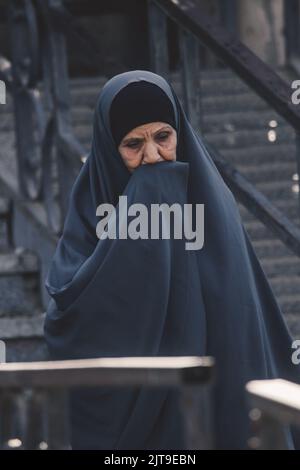 Louxor, Egypte - 12 novembre 2020: Egyptien local allant au ferry via le Nil Banque D'Images