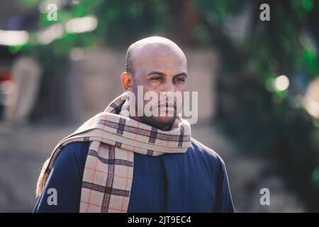 Louxor, Egypte - 12 novembre 2020: Egyptien local allant au ferry via le Nil Banque D'Images