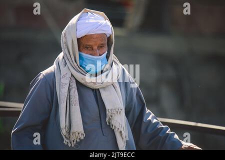 Louxor, Egypte - 12 novembre 2020: Egyptien local allant au ferry via le Nil Banque D'Images