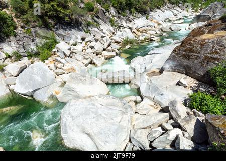 La rivière Yuba en Californie et son lit rocheux. Banque D'Images