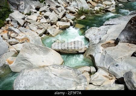 La rivière Yuba en Californie et son lit rocheux. Banque D'Images