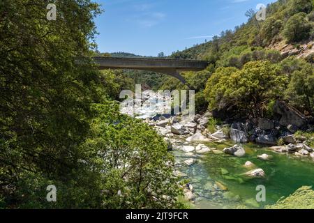 La rivière Yuba en Californie et son lit rocheux. Banque D'Images