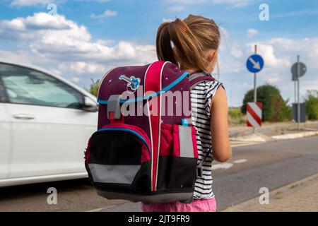 Image symbole : enfant en route vers l'école (modèle sorti) Banque D'Images