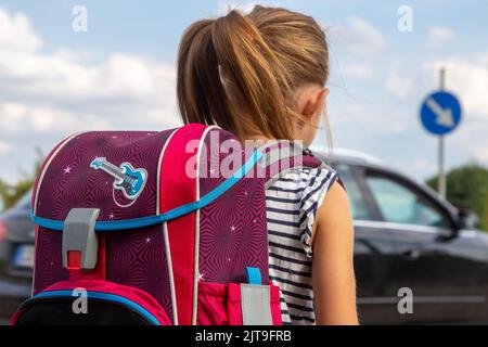 Image symbole : enfant en route vers l'école (modèle sorti) Banque D'Images