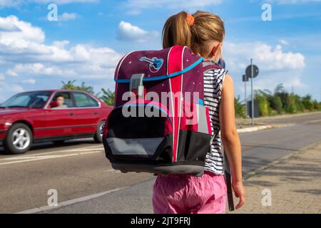 Image symbole : enfant en route vers l'école (modèle sorti) Banque D'Images